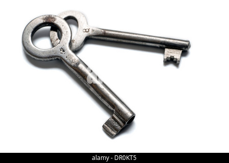 Zwei antike silberne Schlüssel überlappen. Isoliert auf weiß Stockfoto