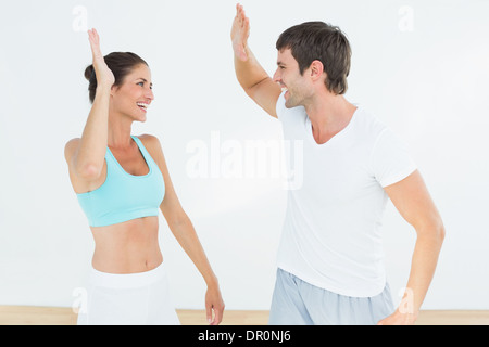 Gut gelaunt passen junges Paar geben hohe fünf Stockfoto