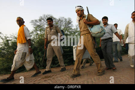 23. April 2009 - Amethi, Indien - indische Polizei Wachen tragen Elektronische Wahlmaschinen, sie in einem Tresorraum für den 15. Lok Sabha Wahlen in Amethi hinterlegen. Zwei der wichtigsten politischen Parteien Indiens, dem Kongress und der BJP halten getrennte Sitzungen, Strategie zu erörtern, nach der Abstimmung bei den Wahlen beendet. Auszählung der Stimmen ist für Samstag geplant und ein neues Parlament muss Stockfoto