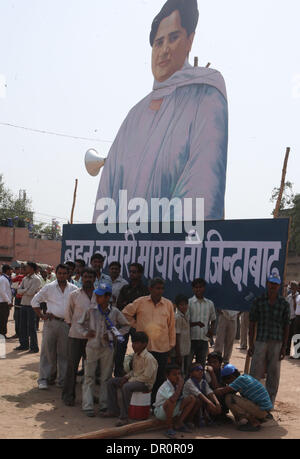 Kommen Sie 4. Mai 2009 - Ghaziabad, Indien - Unterstützer Mayawati, der chief Minister des indischen Bundesstaates Uttar Pradesh und Bahujan Samaj Party (BSP) Präsidenten, der auf der Plakatwand hinten angezeigt wird, für eine Kampagne-Rallye. (Kredit-Bild: © Pankaj Nangia/ZUMA Press) Stockfoto