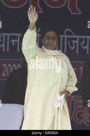 4. Mai 2009 - Ghaziabad, Indien - MAYAWATI, chief Minister des indischen Bundesstaates Uttar Pradesh und der Bahujan Samaj Party (BSP) Präsident, Rallye-Wellen, um ihre Anhänger vor der Behandlung einer Kampagne. (Kredit-Bild: © Pankaj Nangia/ZUMA Press) Stockfoto