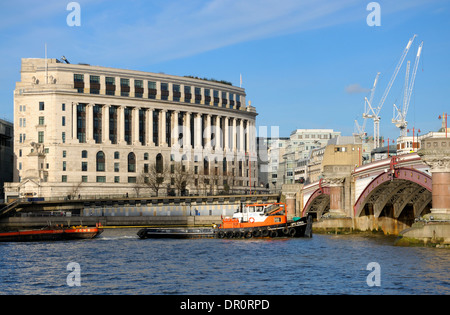 London, England, Vereinigtes Königreich. Unilever House, Unterquerung der Blackfriars Bridge vorbei Themse-Schlepper Stockfoto