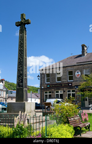 Die Armstrong-Denkmal vor Newcastle Hotel, Rothbury, Northumberland Stockfoto