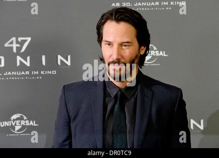 München, Deutschland. 17. Januar 2014. Kanadischer Schauspieler Keanu Reeves steht während einer Foto-Session für den neuen Film "47 Ronin" in München, 17. Januar 2014. Das Fantasy-Abenteuer premiere am 30. Januar 2014 in Deutschland. Foto: TOBIAS HASE/Dpa/Alamy Live News Stockfoto