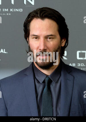 München, Deutschland. 17. Januar 2014. Kanadischer Schauspieler Keanu Reeves steht während einer Foto-Session für den neuen Film "47 Ronin" in München, 17. Januar 2014. Das Fantasy-Abenteuer premiere am 30. Januar 2014 in Deutschland. Foto: TOBIAS HASE/Dpa/Alamy Live News Stockfoto