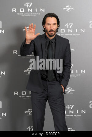 München, Deutschland. 17. Januar 2014. Kanadischer Schauspieler Keanu Reeves steht während einer Foto-Session für den neuen Film "47 Ronin" in München, 17. Januar 2014. Das Fantasy-Abenteuer premiere am 30. Januar 2014 in Deutschland. Foto: TOBIAS HASE/Dpa/Alamy Live News Stockfoto