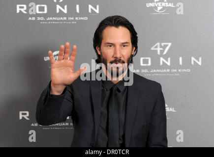 München, Deutschland. 17. Januar 2014. Kanadischer Schauspieler Keanu Reeves steht während einer Foto-Session für den neuen Film "47 Ronin" in München, 17. Januar 2014. Das Fantasy-Abenteuer premiere am 30. Januar 2014 in Deutschland. Foto: TOBIAS HASE/Dpa/Alamy Live News Stockfoto