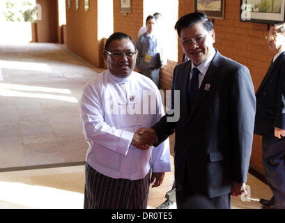 Bagan, Myanmar. 17. Januar 2014. Myanmar Foreign Minister U Wunna Maung Lwin (L) trifft sich mit laotischen stellvertretender Ministerpräsident und Minister für auswärtige Angelegenheiten Thongloun Sisoulith während der ASEAN-Treffen der Außenminister in Bagan, Myanmar, 17. Januar 2014. ASEAN-Treffen der Außenminister, das erste regionale Treffen seiner Art veranstaltet von Myanmar, geschlossen Freitag in Bagan, Mandalay Region mit einer Pressemitteilung. Bildnachweis: U Aung/Xinhua/Alamy Live-Nachrichten Stockfoto