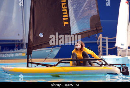 Eine Frau steuert eine aufblasbare Jolle von Tiwal in Düsseldorf, 17. Januar 2014 gemacht. Rund 1.650 Aussteller aus 60 Ländern nehmen an der Expo-Boot Düsseldorf 2014 Teil der vom 18. bis 26. Januar 2014 läuft. Foto: FEDERICO GAMBARINI Stockfoto