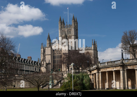 Ansicht der Abteikirche von Bath Parade Gardens Stockfoto