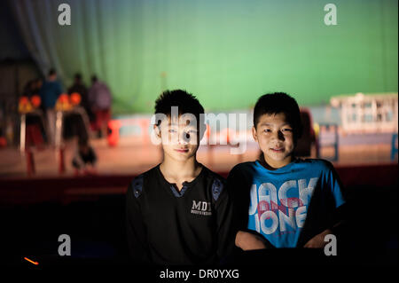 Chongqing, China. 15. Januar 2014. Lernenden Luo Junlong und Zhou Yili Ruhe während einer Pause des Trainings in Chongqing, Südwest-China Gemeinde, 15. Januar 2014. Zeigt sich bei den Schulungsraum um 06:30 jeden Tag, rund 20 Kinder, alle Mitglieder der Chongqing Sanxia akrobatische Kunst Truppe, beginnen sich darin üben, Kontorsion, Spagat und Handstand, und jeder von diesen Praktiken nehmen Sie mindestens 30 Minuten. Bildnachweis: Xinhua/Alamy Live-Nachrichten Stockfoto