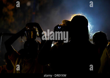 Kuala Lumpur, Malaysia. 17. Januar 2014. Silhouette der hinduistischen Anhänger mit Töpfen von Milch während Thaipusam Prozession in Kuala Lumpur, Malaysia, Freitag, 17. Januar 2014. Das Festival wurzelt in der Hindu-Legende und wurde von 19. Jahrhundert Einwanderer, die in der malaysischen Halbinsel in Kautschuk Stände und Ämter arbeiten kamen aus Südindien gebracht. Bildnachweis: ZUMA Press, Inc./Alamy Live-Nachrichten Stockfoto