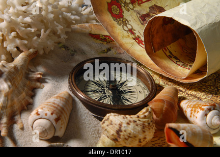 Kompass und Karte auf dem Hintergrund des Strandes Stockfoto