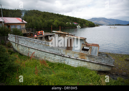 Gestrandeten Boot gefesselt und nicht mehr am Strand in Puerto Eden Punta Arenas Patagonien Chile Südamerika verwendet. Stockfoto