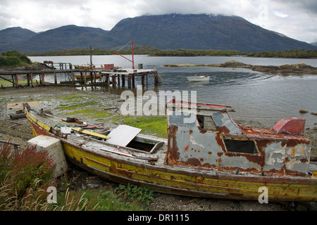 Gestrandeten Boot gefesselt und nicht mehr am Strand in Puerto Eden Punta Arenas Patagonien Chile Südamerika verwendet. Stockfoto