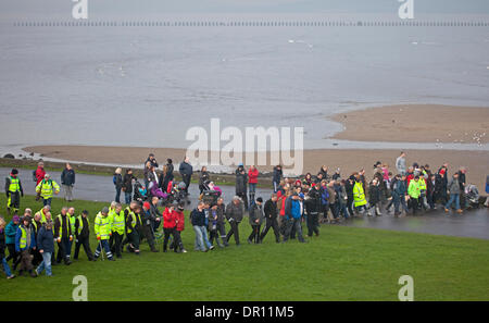 Nord-Edinburgh, Schottland. 17. Januar 2014. Mitglieder der Feuerwehr beitreten Polizei Schottland und Hunderte von Mitgliedern der Öffentlichkeit, um das Gebiet West Shore Road Mikaeel Kular die fehlenden drei Jahre alten zu suchen. Stockfoto