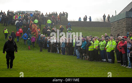 Nord-Edinburgh, Schottland. 17. Januar 2014. Mitglieder der Feuerwehr beitreten Polizei Schottland und Hunderte von Mitgliedern der Öffentlichkeit, um das Gebiet West Shore Road Mikaeel Kular die fehlenden drei Jahre alten zu suchen. Stockfoto