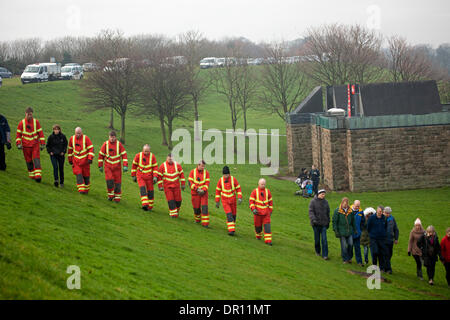 Nord-Edinburgh, Schottland. 17. Januar 2014. Mitglieder der Feuerwehr beitreten Polizei Schottland und Hunderte von Mitgliedern der Öffentlichkeit, um das Gebiet West Shore Road Mikaeel Kular die fehlenden drei Jahre alten zu suchen. Stockfoto