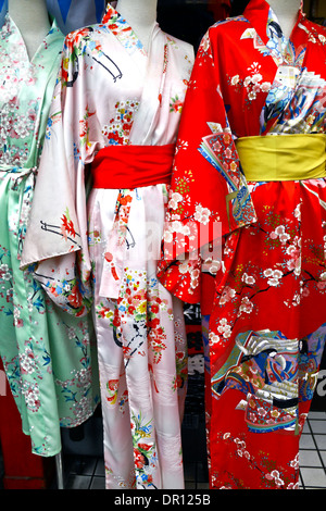 Schön gemusterten Kimonos für Verkauf auf dem Markt von Asakusa in der Nähe von Senso-Ji Tempel, Tokio, Japan. Stockfoto