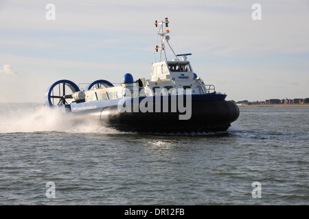 Einen kommerziellen Passagier Hovercraft auf Southsea Hampshire Ryde Isle Of Wight Route auf den Kiesstrand in Southsea. Stockfoto