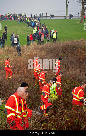 Nord-Edinburgh, Schottland. 17. Januar 2014. Mitglieder der Feuerwehr beitreten Polizei Schottland und Hunderte von Mitgliedern der Öffentlichkeit, um das Gebiet West Shore Road Mikaeel Kular die fehlenden drei Jahre alten zu suchen. Stockfoto