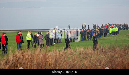 Nord-Edinburgh, Schottland. 17. Januar 2014. Mitglieder der Feuerwehr beitreten Polizei Schottland und Hunderte von Mitgliedern der Öffentlichkeit, um das Gebiet West Shore Road Mikaeel Kular die fehlenden drei Jahre alten zu suchen. Stockfoto