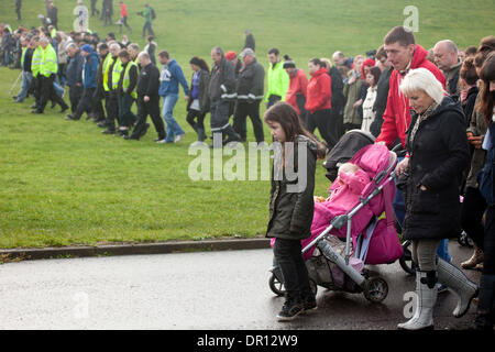 Nord-Edinburgh, Schottland. 17. Januar 2014. Mitglieder der Feuerwehr beitreten Polizei Schottland und Hunderte von Mitgliedern der Öffentlichkeit, um das Gebiet West Shore Road Mikaeel Kular die fehlenden drei Jahre alten zu suchen. Stockfoto