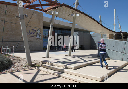 Eine arabische Mädchen gehen zum Eingang des Kindermuseums, befindet sich in Al-Hussein-Nationalpark in Amman, Jordanien. Stockfoto