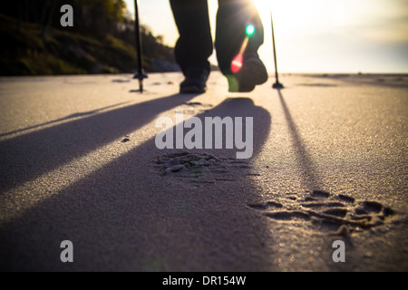 Füße pflegen, Mann-nordic-walking am Strand Stockfoto