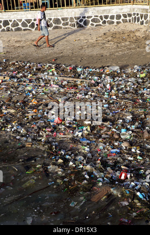 Kunststoff-Flaschen, Taschen und andere Abfälle verschmutzen Südküste Strand auf Bunaken Insel, eine marine Nationalpark Indonesiens Stockfoto