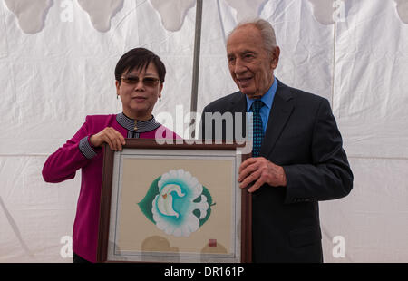 Arava, Israel. 17. Januar 2014. Israeli President Shimon Peres (R) erhält ein Geschenk von Li Xiaolin, Präsident des Verbandes des chinesischen Volkes für Freundschaft mit dem Ausland, bei ihrem Treffen am 16. Januar 2014 in Arava, Süden Israels. Bildnachweis: Li Rui/Xinhua/Alamy Live-Nachrichten Stockfoto