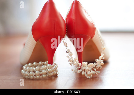 rote Schuhe und Schmuck aus Perlen der Braut Stockfoto