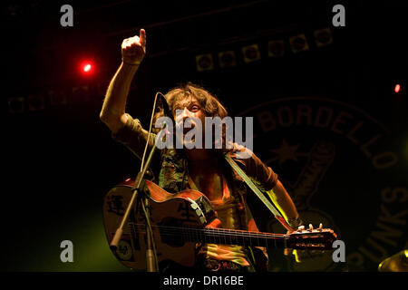 10. Dezember 2008 tritt - Lissabon, Portugal - EUGENE HUTZ, Gypsy folk Punk-amerikanische Band aus New York, Gogol Bordello, am Campo Pequeno in Portugal. Die amerikanische Band macht ihren zweiten Auftritt in Portugal im selben Jahr beweisen, dass der Erfolg der Band im Land versorgt wird. (Kredit-Bild: © Mario Proenca/ZUMA Press) Stockfoto