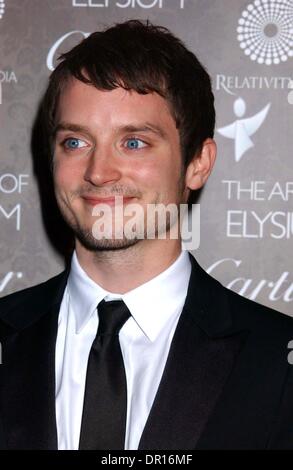 ELIJAH HOLZKUNST VON ELYSIUM KÜNDIGT DIE 2. JAHRESTAGUNG BLACK TIE GALA. BEI DER VIBIANA IN LOS ANGELES, CA AM JANUAR 10,2009.I14101PR. (Kredit-Bild: © Phil Roach/Globe Photos/ZUMAPRESS.com) Stockfoto