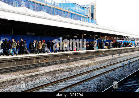 Nottingham,UK.17th Januar 2014. Züge zwischen Nottingham und London St Pancras wurde abgesagt wegen Fahrdraht hat Probleme bei Hendon.Networkrail Ingenieure zur Website, um Kabel zu beheben, das über alle vier Gleise überliefert sind geschickt. Das, was sie sagen kann normale Dienste wieder auf der Strecke sind mehrere Stunden dauern. Bildnachweis: Ian Francis/Alamy Live-Nachrichten Stockfoto