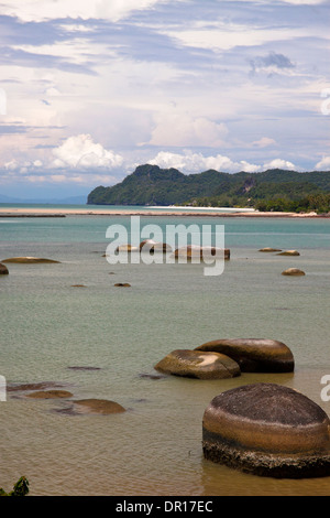 Große Felsbrocken auf den schwarzen Sandstrand der Insel Langkawi, Malaysia. Stockfoto