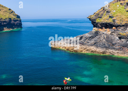 Eingang zum Hafen von Boscastle, im Norden von Cornwall, England, UK, Europa. Stockfoto