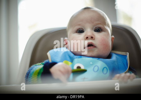 Ein Baby ca. 5 und einen halben Monat isst ein grünes Gemüse im Rahmen des Baby geführt Entwöhnung Stockfoto