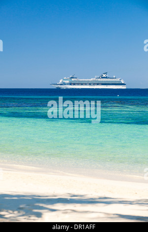 Kreuzfahrt Schiff Segel durch die Karibik auf dem Weg nach Roatan West Bay Beach Stockfoto