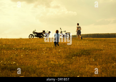 Boys läuft auf Motorrädern in ländlichen Landschaft Stockfoto