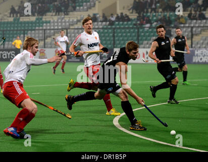 Neu-Delhi, Indien. 17. Januar 2014. Spieler aus England und Neuseeland konkurrieren während das Halbfinale im Hockey World League Herren Finale in Neu-Delhi, Indien, 17. Januar 2014. Neuseeland gewann 7-6. Bildnachweis: Partha Sarkar/Xinhua/Alamy Live-Nachrichten Stockfoto