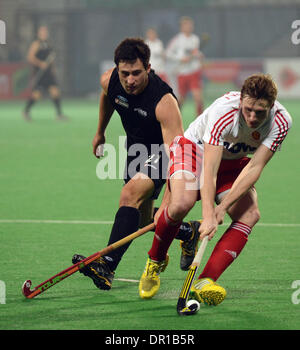 Neu-Delhi, Indien. 17. Januar 2014. Spieler aus England und Neuseeland konkurrieren während das Halbfinale im Hockey World League Herren Finale in Neu-Delhi, Indien, 17. Januar 2014. Neuseeland gewann 7-6. Bildnachweis: Partha Sarkar/Xinhua/Alamy Live-Nachrichten Stockfoto