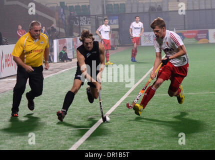 Neu-Delhi, Indien. 17. Januar 2014. Spieler aus England und Neuseeland konkurrieren während das Halbfinale im Hockey World League Herren Finale in Neu-Delhi, Indien, 17. Januar 2014. Neuseeland gewann 7-6. Bildnachweis: Partha Sarkar/Xinhua/Alamy Live-Nachrichten Stockfoto