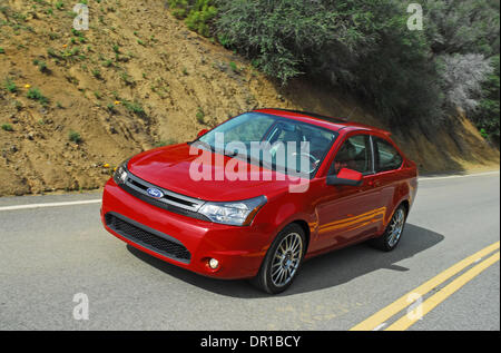 4. März 2009 - Los Angeles, Kalifornien, USA - der brandneue 2009 Ford Focus SES ist das kleine Auto, das mit großer Begeisterung für Kunden mit 35 mpg Kraftstoffverbrauch liefert, cool Funktionen wie SYNC, ein lustiges Treiben, starke Qualität, alles zum richtigen Preis. Der Basispreis für den Fokus SE Coupé beginnt bei US 16,875.00 und das Up-Ebene SES Modell beginnt bei nur US 17,570.00. Im Bild - Ford 2009 F Stockfoto