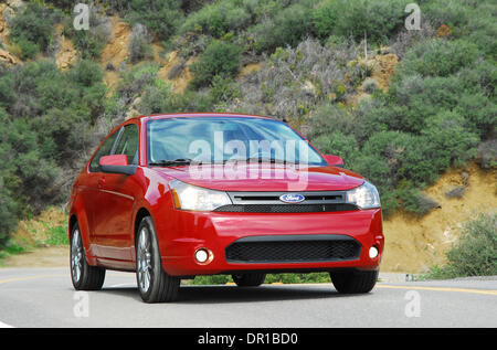 4. März 2009 - Los Angeles, Kalifornien, USA - der brandneue 2009 Ford Focus SES ist das kleine Auto, das mit großer Begeisterung für Kunden mit 35 mpg Kraftstoffverbrauch liefert, cool Funktionen wie SYNC, ein lustiges Treiben, starke Qualität, alles zum richtigen Preis. Der Basispreis für den Fokus SE Coupé beginnt bei US 16,875.00 und das Up-Ebene SES Modell beginnt bei nur US 17,570.00. Im Bild - Ford 2009 F Stockfoto