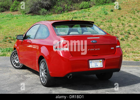 4. März 2009 - Los Angeles, Kalifornien, USA - der brandneue 2009 Ford Focus SES ist das kleine Auto, das mit großer Begeisterung für Kunden mit 35 mpg Kraftstoffverbrauch liefert, cool Funktionen wie SYNC, ein lustiges Treiben, starke Qualität, alles zum richtigen Preis. Der Basispreis für den Fokus SE Coupé beginnt bei US 16,875.00 und das Up-Ebene SES Modell beginnt bei nur US 17,570.00. Im Bild - Ford 2009 F Stockfoto