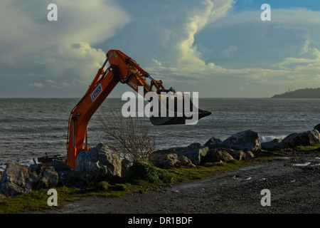 Digger Sturm Strand Reparaturen in Beesands Devon-Meer Stockfoto