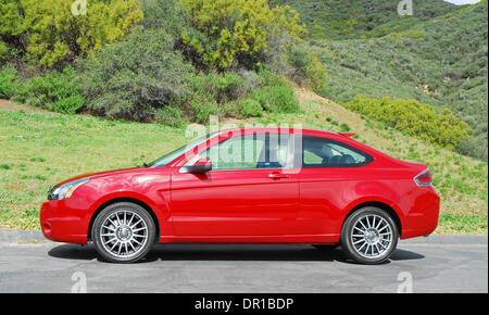 4. März 2009 - Los Angeles, Kalifornien, USA - der brandneue 2009 Ford Focus SES ist das kleine Auto, das mit großer Begeisterung für Kunden mit 35 mpg Kraftstoffverbrauch liefert, cool Funktionen wie SYNC, ein lustiges Treiben, starke Qualität, alles zum richtigen Preis. Der Basispreis für den Fokus SE Coupé beginnt bei US 16,875.00 und das Up-Ebene SES Modell beginnt bei nur US 17,570.00. Im Bild - Ford 2009 F Stockfoto