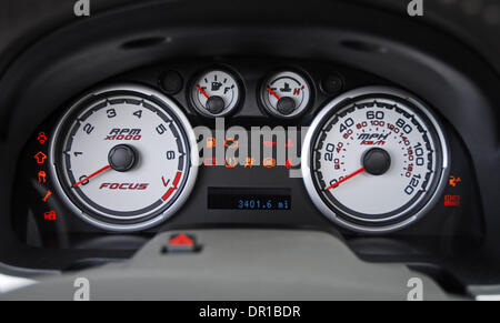 4. März 2009 - Los Angeles, Kalifornien, USA - der brandneue 2009 Ford Focus SES ist das kleine Auto, das mit großer Begeisterung für Kunden mit 35 mpg Kraftstoffverbrauch liefert, cool Funktionen wie SYNC, ein lustiges Treiben, starke Qualität, alles zum richtigen Preis. Der Basispreis für den Fokus SE Coupé beginnt bei US 16,875.00 und das Up-Ebene SES Modell beginnt bei nur US 17,570.00. Im Bild - Ford 2009 F Stockfoto