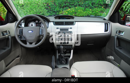 4. März 2009 - Los Angeles, Kalifornien, USA - der brandneue 2009 Ford Focus SES ist das kleine Auto, das mit großer Begeisterung für Kunden mit 35 mpg Kraftstoffverbrauch liefert, cool Funktionen wie SYNC, ein lustiges Treiben, starke Qualität, alles zum richtigen Preis. Der Basispreis für den Fokus SE Coupé beginnt bei US 16,875.00 und das Up-Ebene SES Modell beginnt bei nur US 17,570.00. Im Bild - Ford 2009 F Stockfoto
